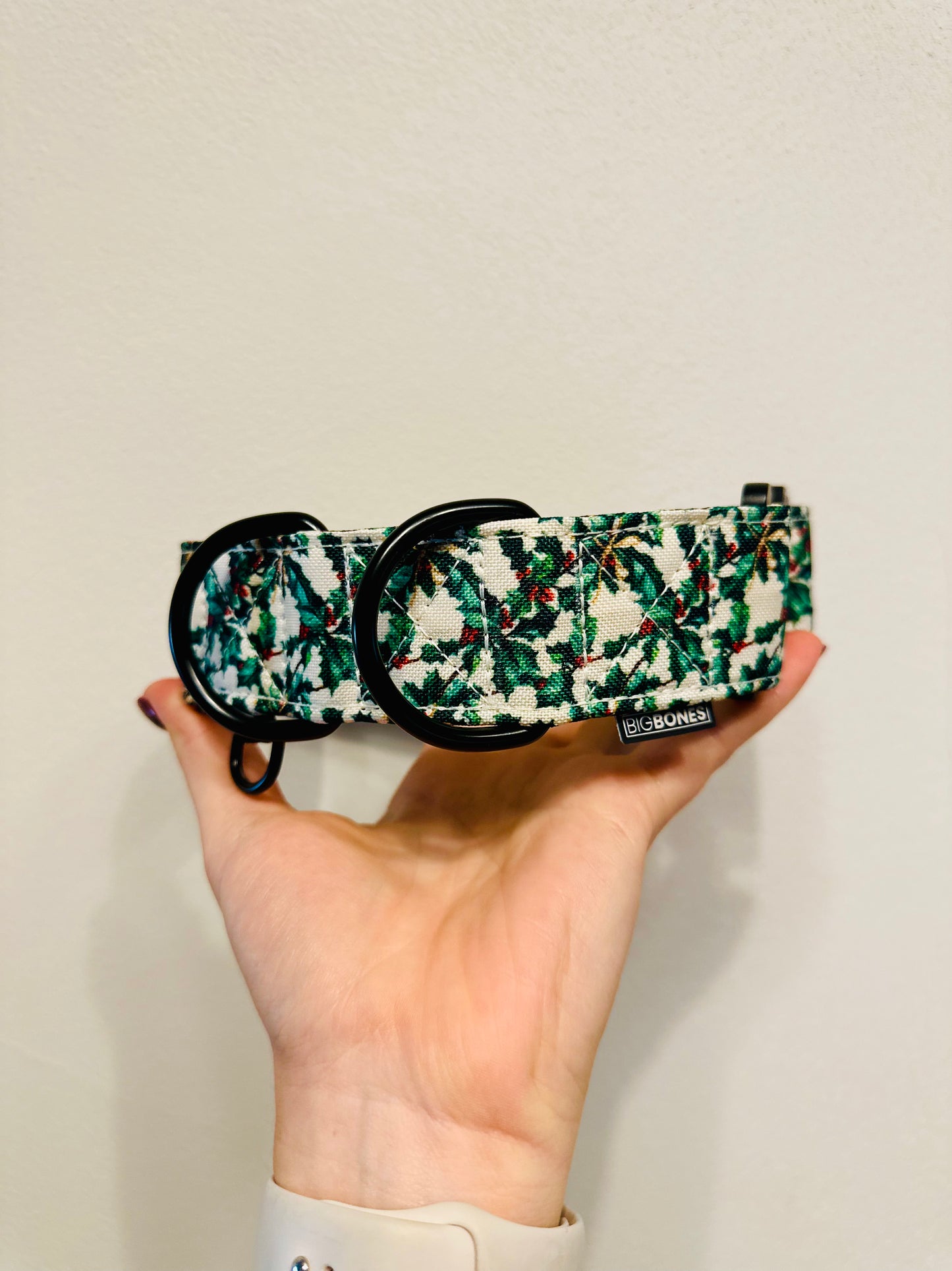 HOLLY WHISPER OBOJEK